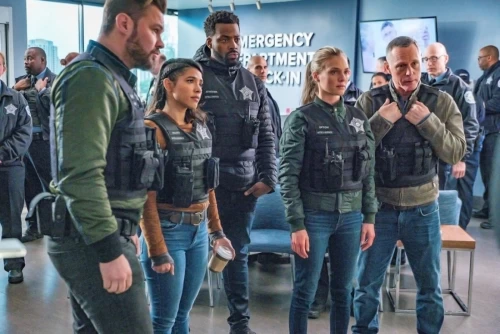 Elenco de 'Chicago PD' doa a Assistentes de Produção Desempregados em Greve