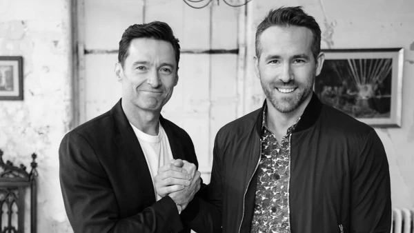 hugh-jackman-e-ryan-reynolds-divulgam-publicidade-comica