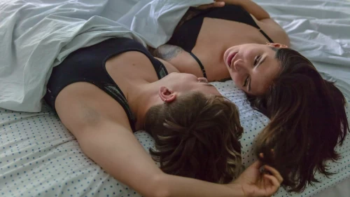 Os Princípios do Prazer, série de sexo chega à Netflix com Trailer