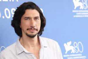 Adam Driver vai receber menção de honra pela atuação em 'Ferrari' no Festival de Cinema Camerimage