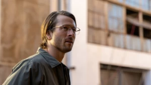 Baseado numa história real, 'Hit Man' da Netflix ganha Trailer com Glen Powell