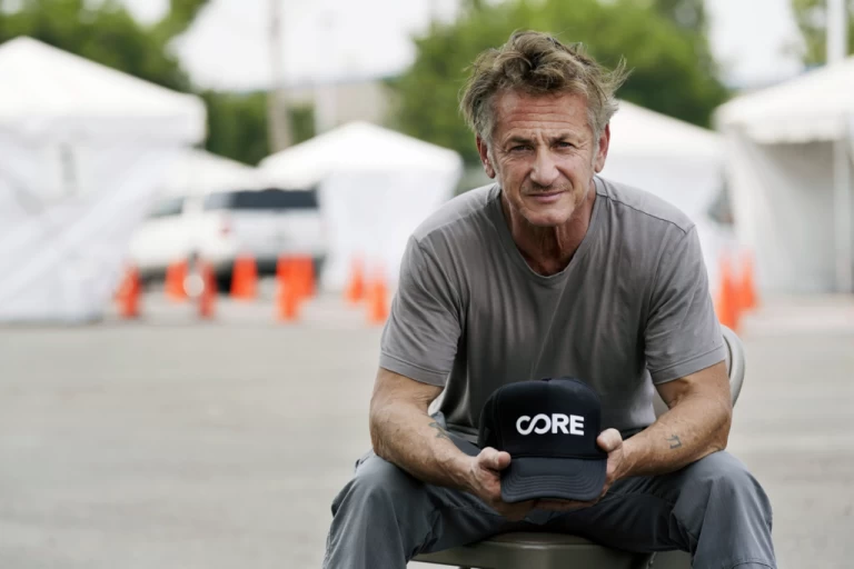 Sean Penn elogia a honestidade de Matthew Perry sobre os seus vícios