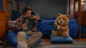 "Ted" escreve uma carta para si próprio no Teaser da série do famoso urso de peluche