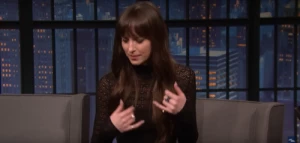 Dakota Johnson fala sobre entrada em "The Office":  "Mal apareço na maldita série"